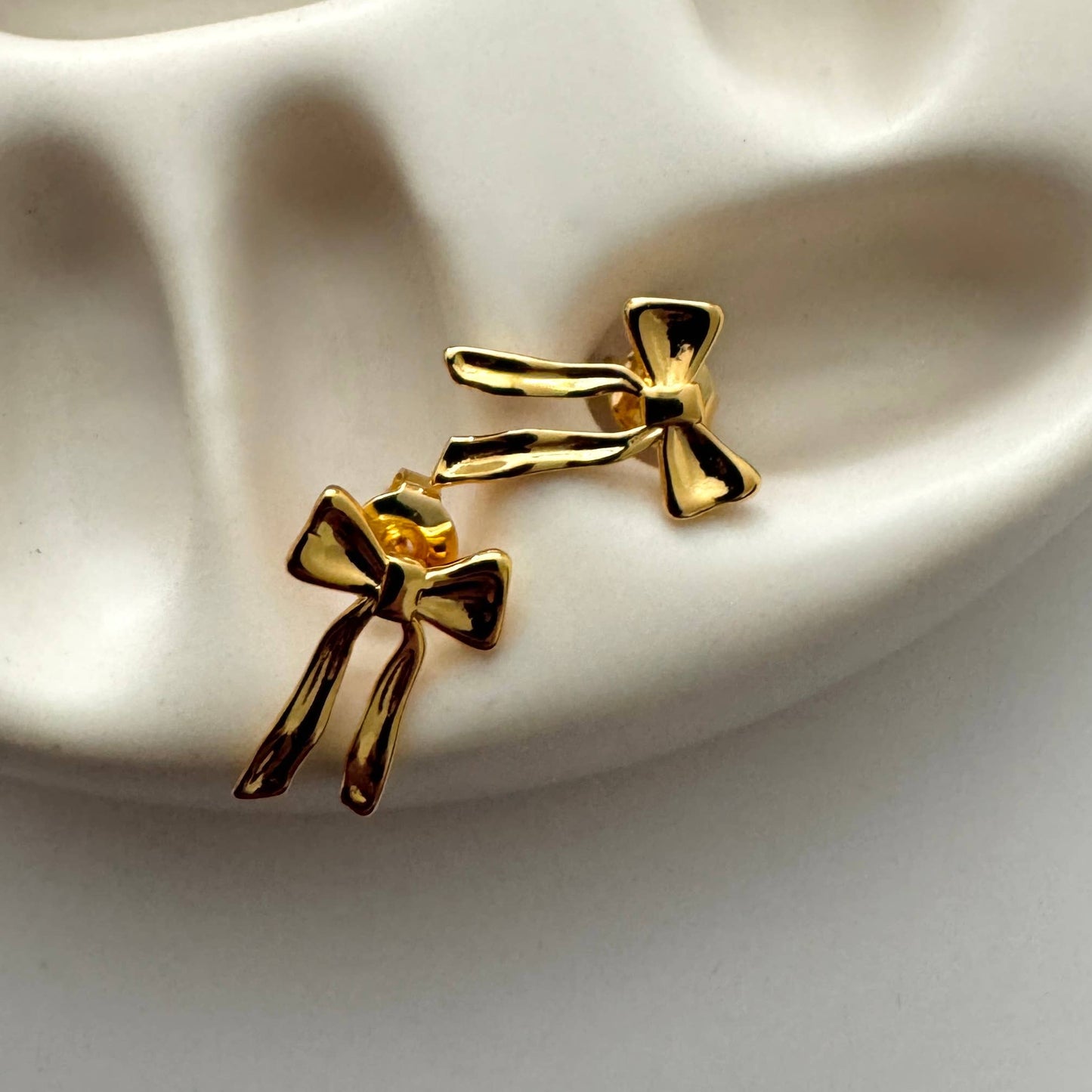 Mini Yasmine Bow Studs Earrings - Gold