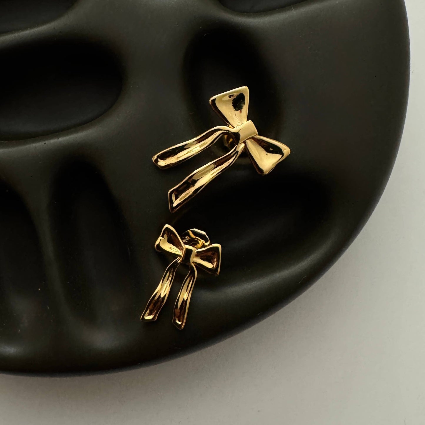 Mini Yasmine Bow Studs Earrings - Gold