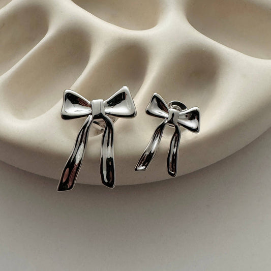 Mini Yasmine Bow Stud Earrings - Silver