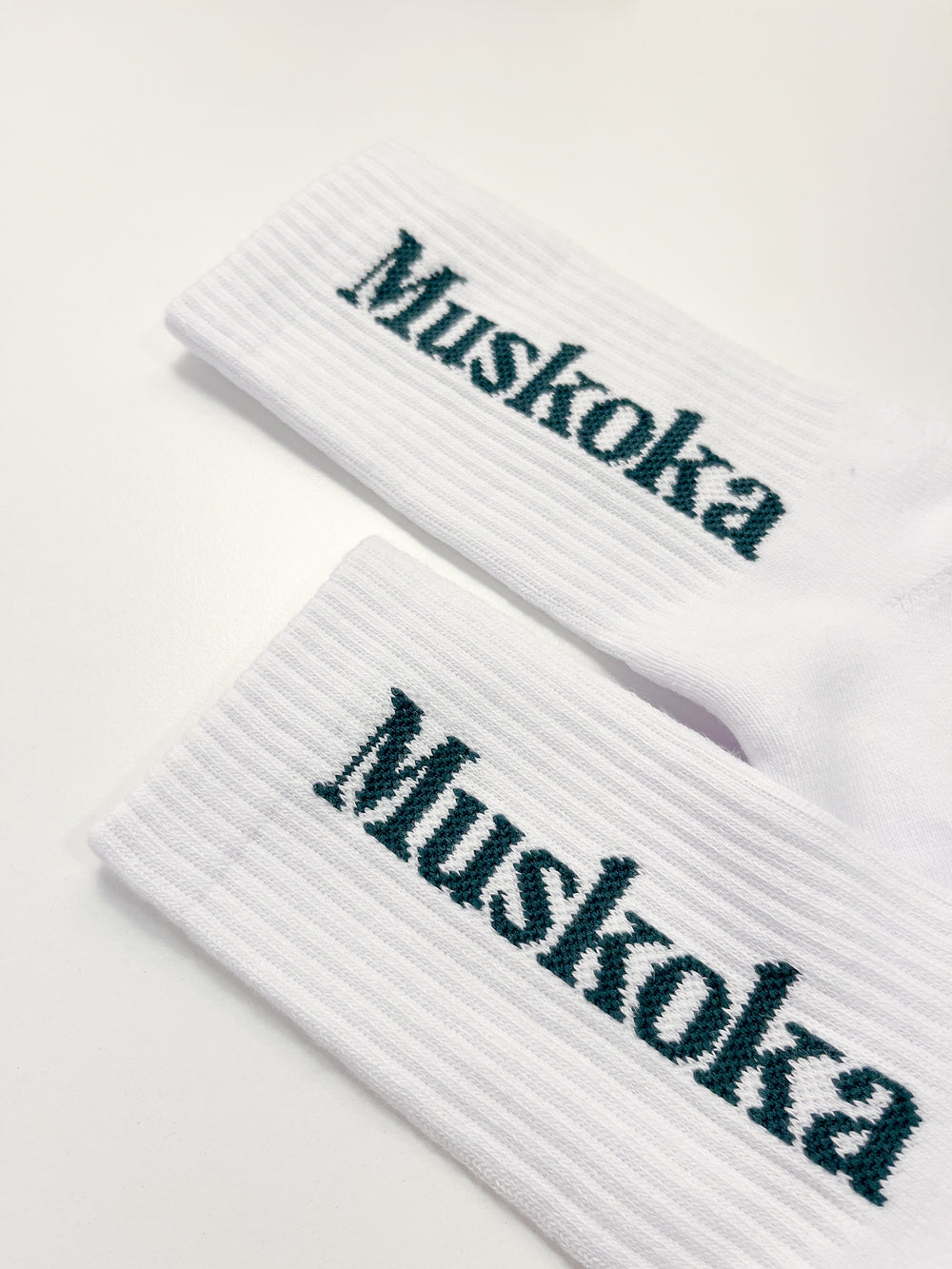 Muskoka Evergreen Love White/Green Serif Crew