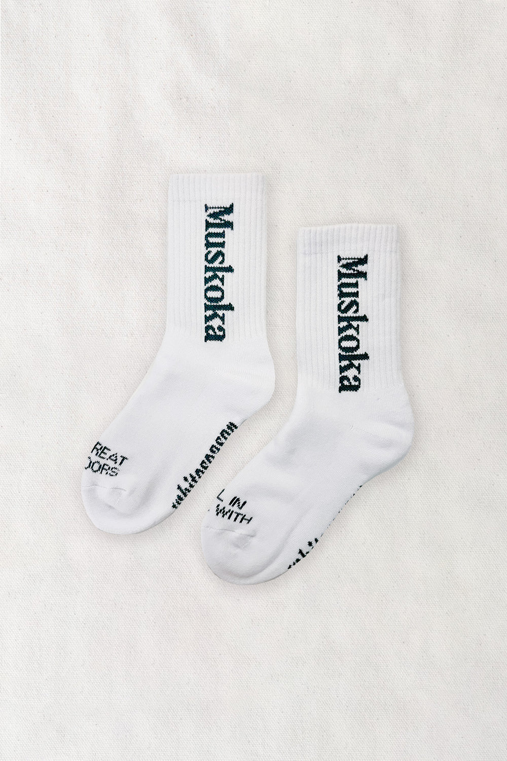 Muskoka Evergreen Love White/Green Serif Crew