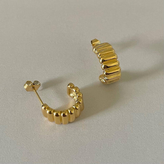 Mini Emma Ribbed Earrings-Gold