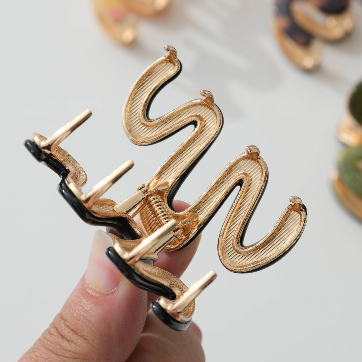 Willow Mini Vintage Metal Squiggle Claw Clip
